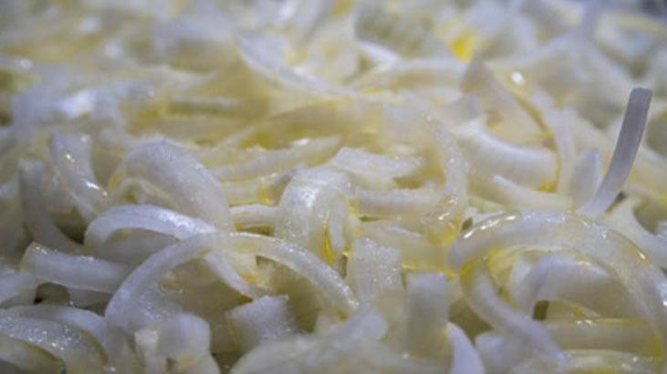 Gözlerden tek damla yaş akmayacak Soğan doğrarken bıçağa azıcık sürün