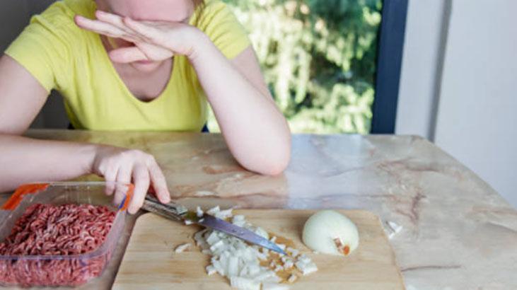Gözlerden tek damla yaş akmayacak Soğan doğrarken bıçağa azıcık sürün