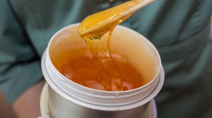 Pahalı ürünlere gerek yok Ilık suyla karıştırıp sürün, doğal cilt törpüsü