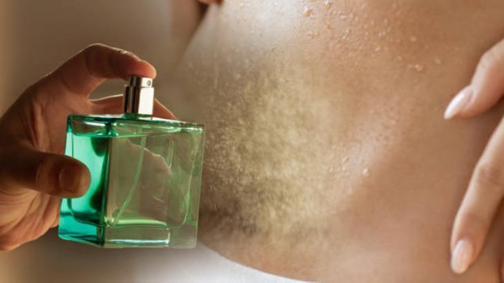 NEMLİ CİLT PARFÜM İÇİN EN İYİ ZEMİNDİR