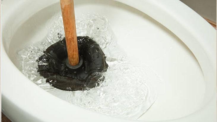 Tesisatçıya gerek yok Tıkalı tuvaleti anında açıyor, tel askı en iyisiymiş