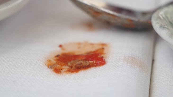 Masa örtüsündeki lekeleri vantuzluyor Yağın çaresi tuz, mumun çaresi ütü