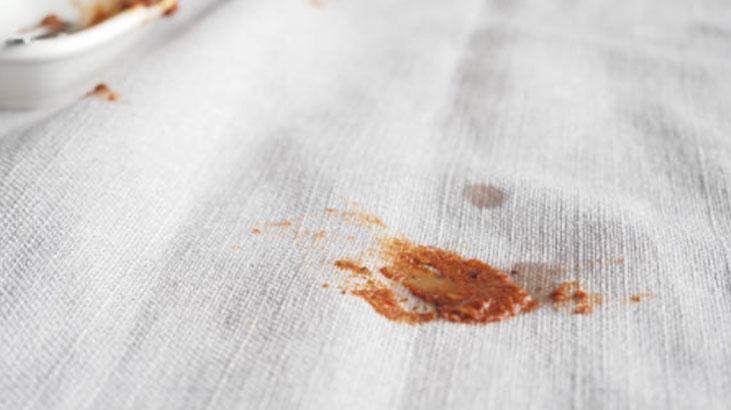 Masa örtüsündeki lekeleri vantuzluyor Yağın çaresi tuz, mumun çaresi ütü