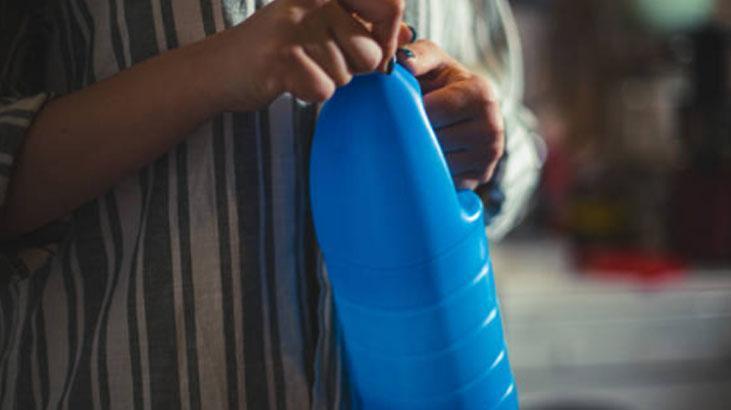 Masa örtüsündeki lekeleri vantuzluyor Yağın çaresi tuz, mumun çaresi ütü