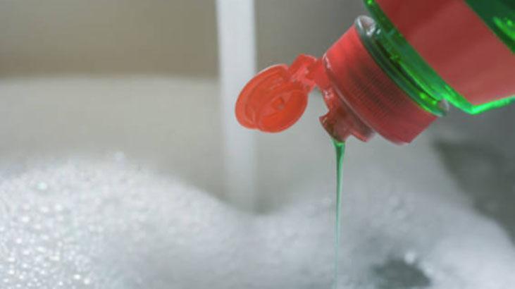 Masa örtüsündeki lekeleri vantuzluyor Yağın çaresi tuz, mumun çaresi ütü