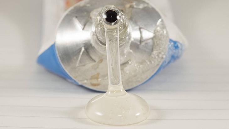 Uhu lekesinden eser kalmıyor Bırakın kurusun, sirke ve buzu görünce tutunamıyor