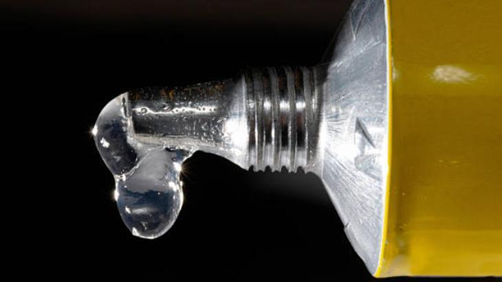 KIYAFETTEN UHU NASIL ÇIKAR