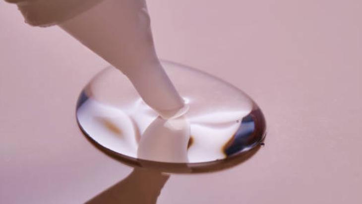 Uhu lekesinden eser kalmıyor Bırakın kurusun, sirke ve buzu görünce tutunamıyor