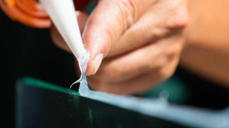 Uhu lekesinden eser kalmıyor Bırakın kurusun, sirke ve buzu görünce tutunamıyor