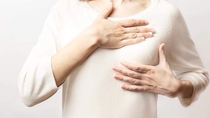 3- Meme kanseri erken evrede mutlaka belirti verir.