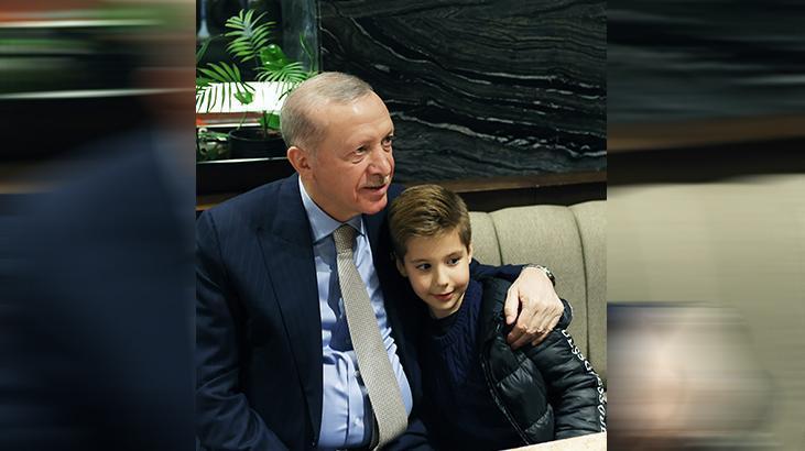 Cumhurbaşkanı Erdoğan kafede vatandaşlarla sohbet etti çocukları sevdi Cumhurbaşkanı Erdoğan kafede vatandaşlarla sohbet etti çocukları sevdi