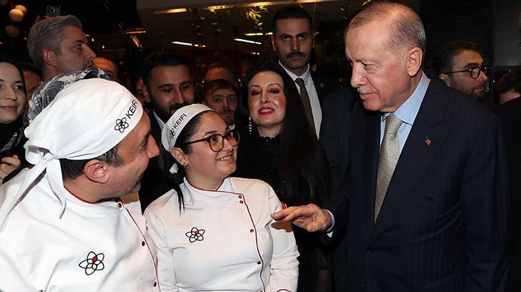 Cumhurbaşkanı Erdoğan kafede vatandaşlarla sohbet etti çocukları sevdi Cumhurbaşkanı Erdoğan kafede vatandaşlarla sohbet etti çocukları sevdi