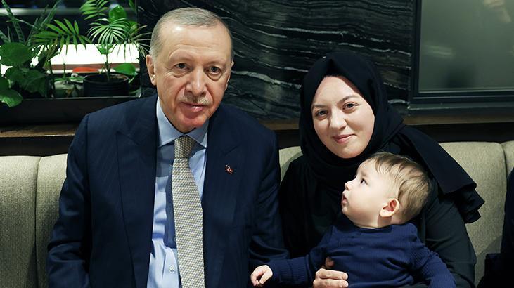 Cumhurbaşkanı Erdoğan kafede vatandaşlarla sohbet etti çocukları sevdi Cumhurbaşkanı Erdoğan kafede vatandaşlarla sohbet etti çocukları sevdi