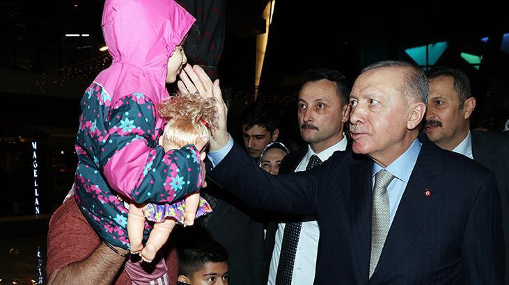 Cumhurbaşkanı Erdoğan kafede vatandaşlarla sohbet etti çocukları sevdi Cumhurbaşkanı Erdoğan kafede vatandaşlarla sohbet etti çocukları sevdi