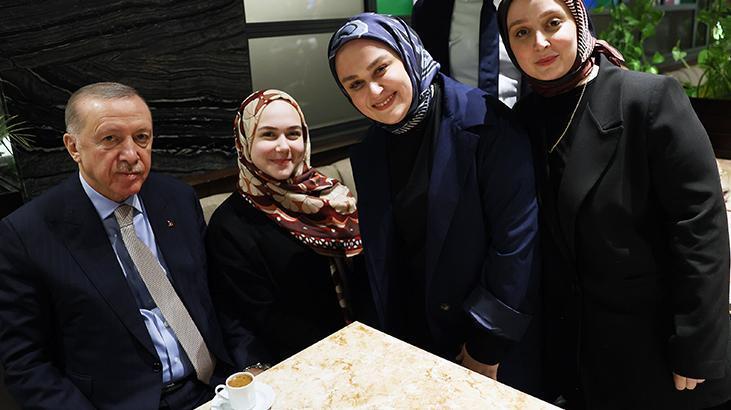 Cumhurbaşkanı Erdoğan kafede vatandaşlarla sohbet etti çocukları sevdi Cumhurbaşkanı Erdoğan kafede vatandaşlarla sohbet etti çocukları sevdi