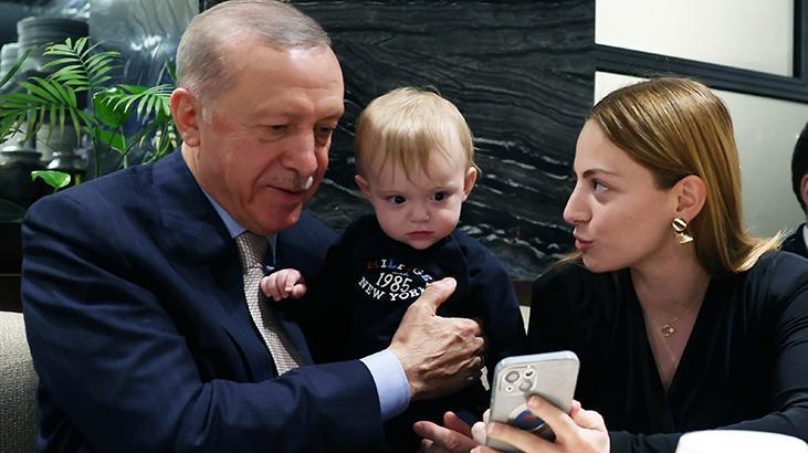 Cumhurbaşkanı Erdoğan kafede vatandaşlarla sohbet etti çocukları sevdi Cumhurbaşkanı Erdoğan kafede vatandaşlarla sohbet etti çocukları sevdi