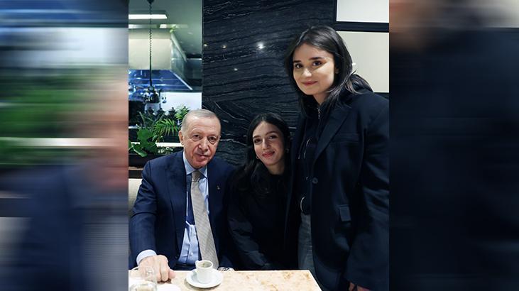 Cumhurbaşkanı Erdoğan kafede vatandaşlarla sohbet etti çocukları sevdi Cumhurbaşkanı Erdoğan kafede vatandaşlarla sohbet etti çocukları sevdi