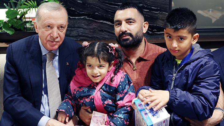 Cumhurbaşkanı Erdoğan kafede vatandaşlarla sohbet etti çocukları sevdi Cumhurbaşkanı Erdoğan kafede vatandaşlarla sohbet etti çocukları sevdi