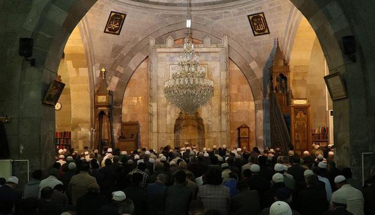 KADİR GECESİ DUASI 🤲 KADİR GECESİNDE hangi dualar okunur Kadir gecesinde okunacak dualar, sureler ve ayetler (Kadir Suresi, Tebareke, Amme, İnşirah Suresi) KADİR GECESİ DUASI 🤲 KADİR GECESİNDE hangi dualar okunur Kadir gecesinde okunacak dualar, sureler ve ayetler (Kadir Suresi, Tebareke, Amme, İnşirah Suresi)