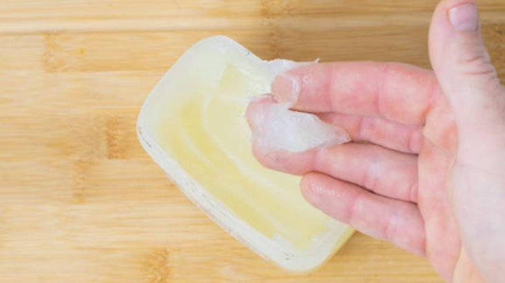 Sivilce ve akne ilk sürüşte sönüyor Vazeline 1 kaşık ekleyin, peeling etkisi