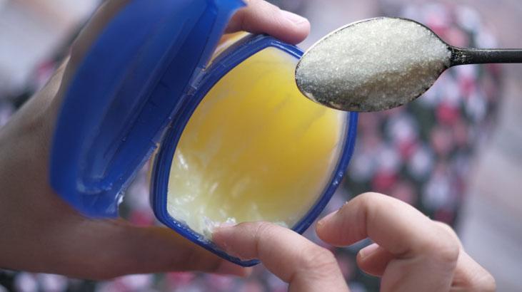 Sivilce ve akne ilk sürüşte sönüyor Vazeline 1 kaşık ekleyin, peeling etkisi