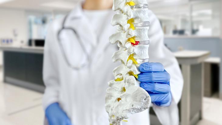 3- Bel fıtığı olan kişiler hareket etmemeli ve sert yatakta yatmalıdır: YANLIŞ