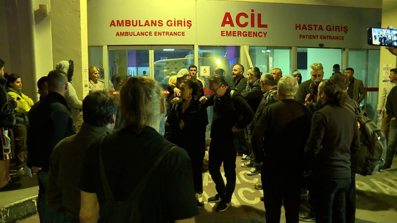 Volkan Konakın vefatı sonrası hastane önüne sevenleri akın etti Volkan Konakın vefatı sonrası hastane önüne sevenleri akın etti