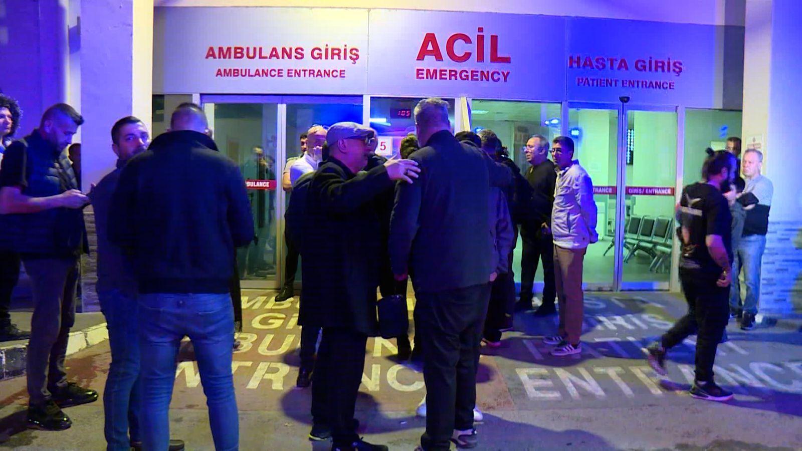 Volkan Konakın vefatı sonrası hastane önüne sevenleri akın etti Volkan Konakın vefatı sonrası hastane önüne sevenleri akın etti