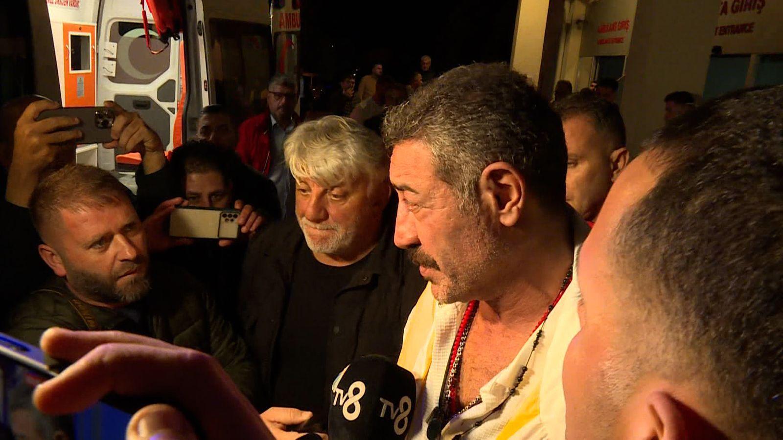 Volkan Konakın vefatı sonrası hastane önüne sevenleri akın etti Volkan Konakın vefatı sonrası hastane önüne sevenleri akın etti