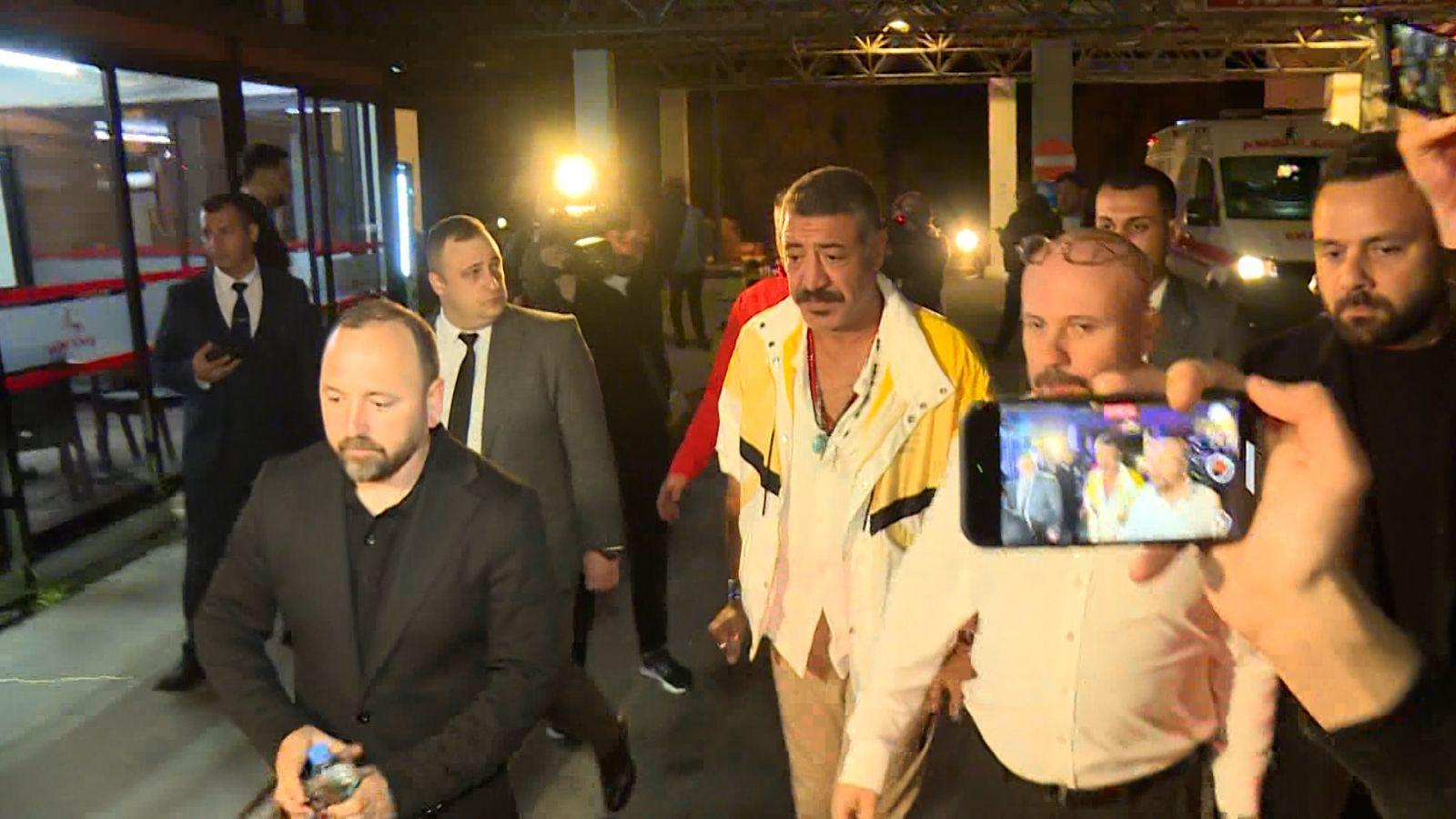 Volkan Konakın vefatı sonrası hastane önüne sevenleri akın etti Volkan Konakın vefatı sonrası hastane önüne sevenleri akın etti