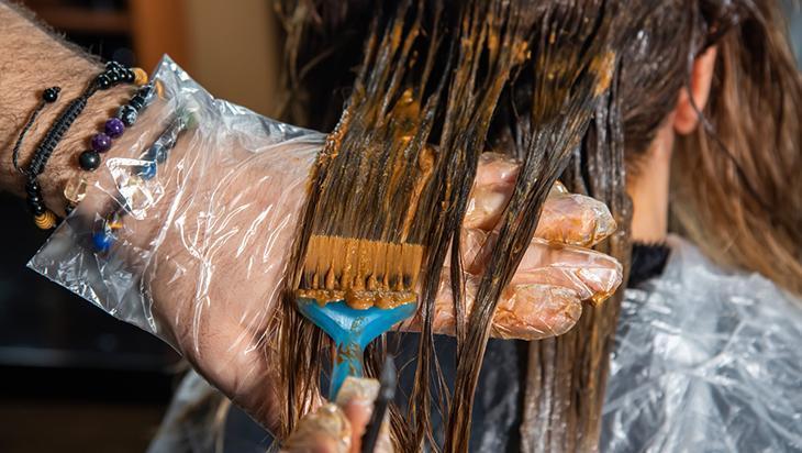 Boyadan yıpranan saçları toparlıyor Rengi capcanlı olacak, protein kullanın