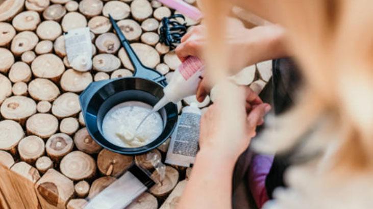 Boyadan yıpranan saçları toparlıyor Rengi capcanlı olacak, protein kullanın