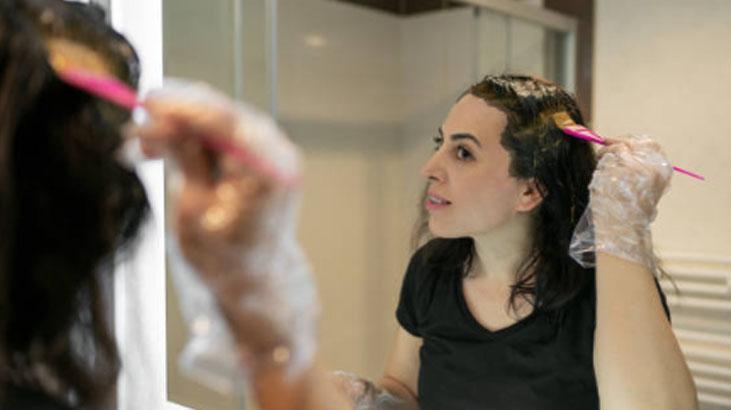 Boyadan yıpranan saçları toparlıyor Rengi capcanlı olacak, protein kullanın