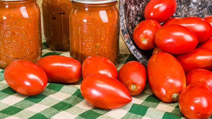 Domates sosunu salçaya çeviriyor Tarifi çok kolay, kaşık taktiği yeterli