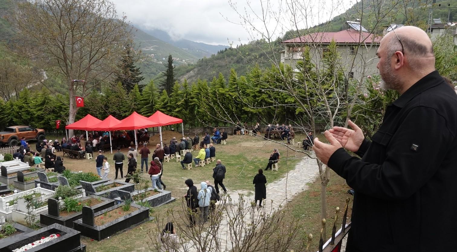 Volkan Konak’ın hayranları Maçka’daki mezarına akın etti Volkan Konak’ın hayranları Maçka’daki mezarına akın etti