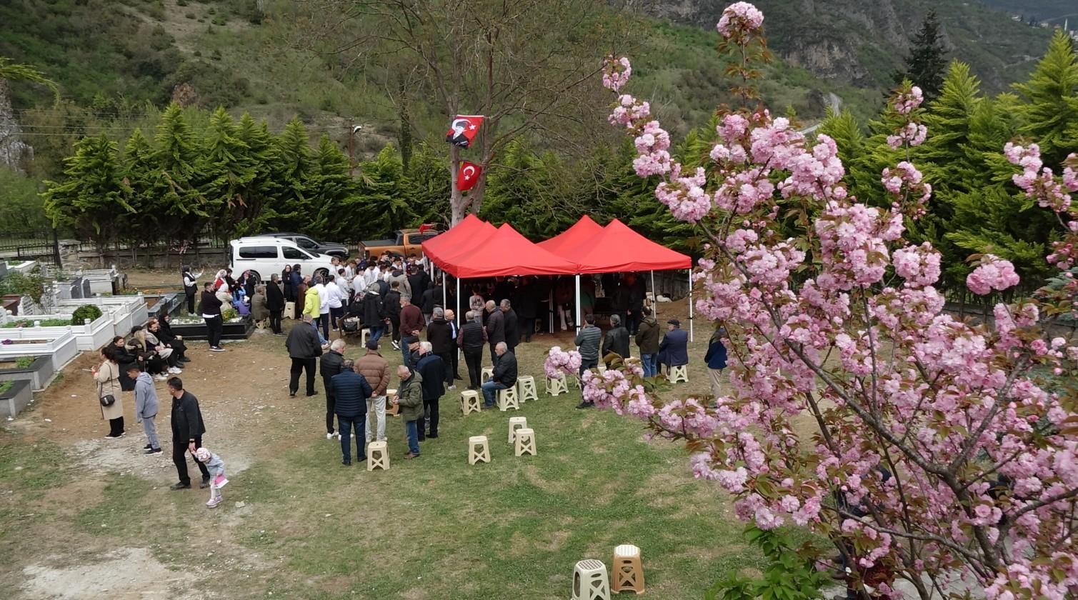 Volkan Konak’ın hayranları Maçka’daki mezarına akın etti Volkan Konak’ın hayranları Maçka’daki mezarına akın etti