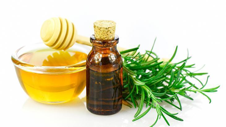 Doğal ama yanlış kullanılırsa saçı döküyor Biberiye yağı için taktik