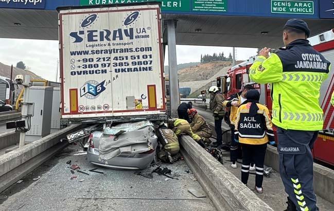 İstanbulda korkunç görüntü Otomobil TIRın altına girdi: 4 ölü