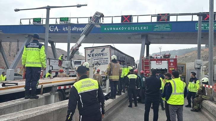İstanbulda korkunç görüntü Otomobil TIRın altına girdi: 4 ölü