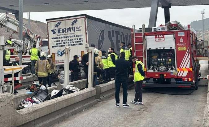 İstanbulda korkunç görüntü Otomobil TIRın altına girdi: 4 ölü
