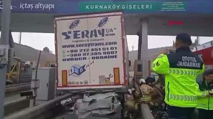 İstanbulda korkunç görüntü Otomobil TIRın altına girdi: 4 ölü