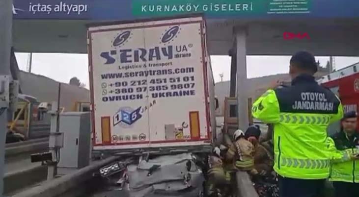 İstanbulda korkunç görüntü Otomobil TIRın altına girdi: 4 ölü