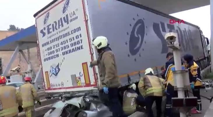 İstanbulda korkunç görüntü Otomobil TIRın altına girdi: 4 ölü