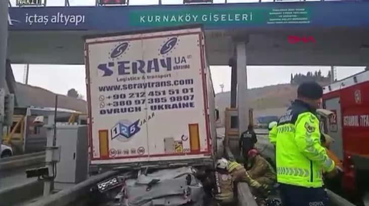 İstanbulda korkunç görüntü Otomobil TIRın altına girdi: 4 ölü
