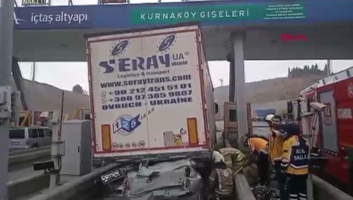İstanbulda korkunç görüntü Otomobil TIRın altına girdi: 4 ölü