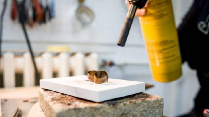 Rengi solup kirlenen altının çaresiymiş Evde 6 yöntem kurtarıyor: 5 damlası yeter