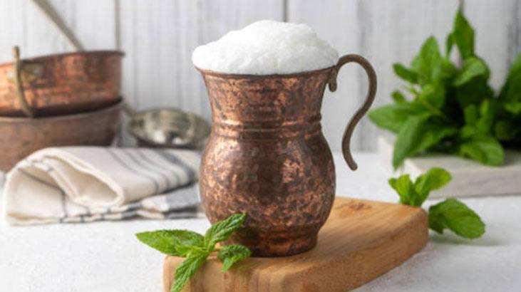 Bakır bardakta ayran lıkır lıkır gidiyor Meğer sızıyormuş, kaplama şart Bakır bardakta ayran lıkır lıkır gidiyor Meğer sızıyormuş, kaplama şart