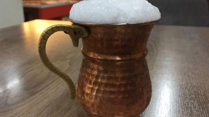 Bakır bardakta ayran lıkır lıkır gidiyor Meğer sızıyormuş, kaplama şart Bakır bardakta ayran lıkır lıkır gidiyor Meğer sızıyormuş, kaplama şart