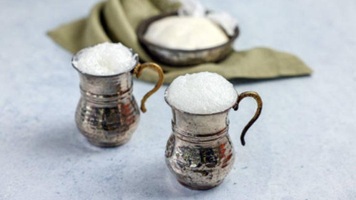 Bakır bardakta ayran lıkır lıkır gidiyor Meğer sızıyormuş, kaplama şart Bakır bardakta ayran lıkır lıkır gidiyor Meğer sızıyormuş, kaplama şart