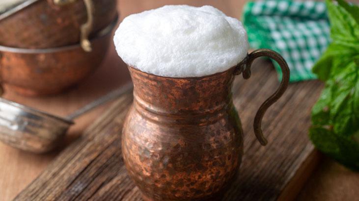Bakır bardakta ayran lıkır lıkır gidiyor Meğer sızıyormuş, kaplama şart Bakır bardakta ayran lıkır lıkır gidiyor Meğer sızıyormuş, kaplama şart